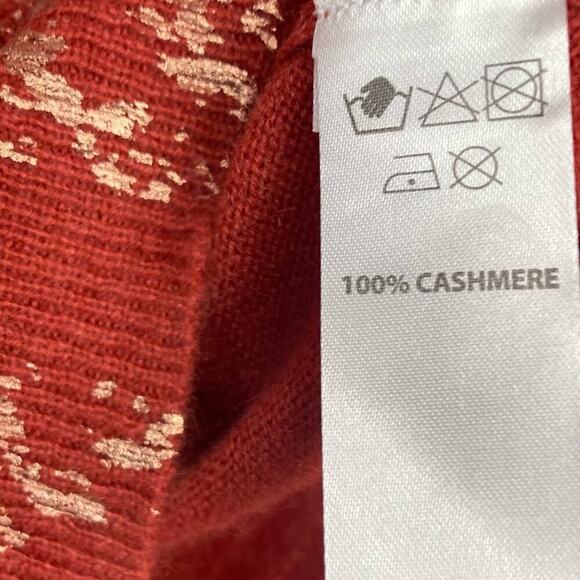 New BRODIE CASHMERE V Neck Sweater in Cinnamon/Champagne - Picture 10 of 13